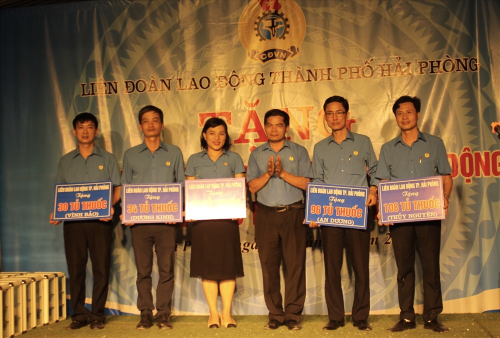 PCT LĐLĐ TP Hải Phòng Đào Trọng Trung trao tủ thuốc CNLĐ tặng LĐLĐ các quận huyện. Ảnh ĐL