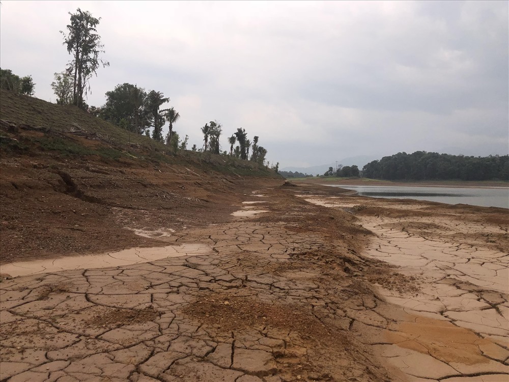 Tại khu đất đồi Mơ, hộ cá nhân bà Lê Thị Hiền đã san ủi 350 m3 đất xuống hồ, đến ngày 5.7, số đất này đã được múc lên. Ảnh: TC- CN
