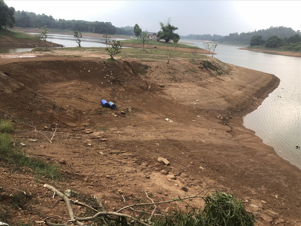 Tại khu vực đảo nổi trong hồ Đồng Mô, chủ đầu tư resort G9 lấy làm nơi tập kết đất đổ đất sau khi đào móng, nay số đất này đã được chuyển đi nơi khác. Ảnh: TC-CN