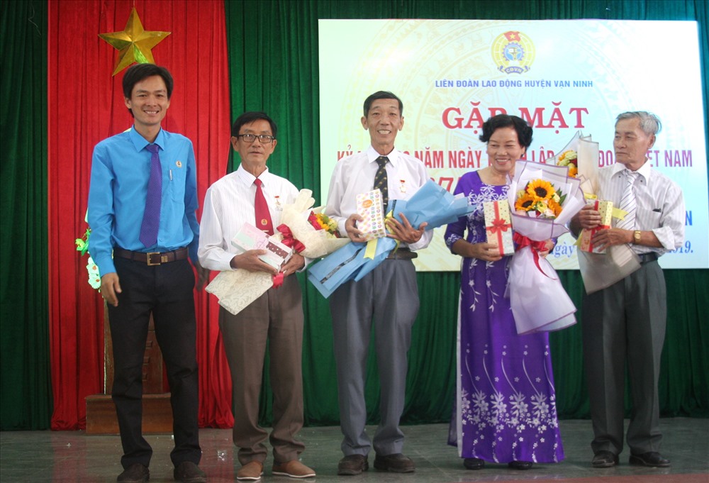 Lãnh đạo LĐLĐ H. Vạn Ninh tặng hoa tri ân các thế hệ xây dựng công đoàn Vạn Ninh. Ảnh: P.L