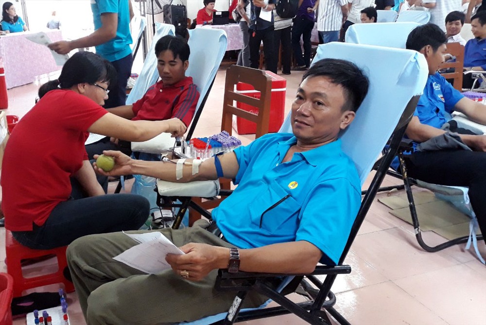 Công đoàn viên thuộc LĐLĐ huyện Cao Lãnh tham gia hiến máu tình nguyện. Ảnh: Hồng Lan