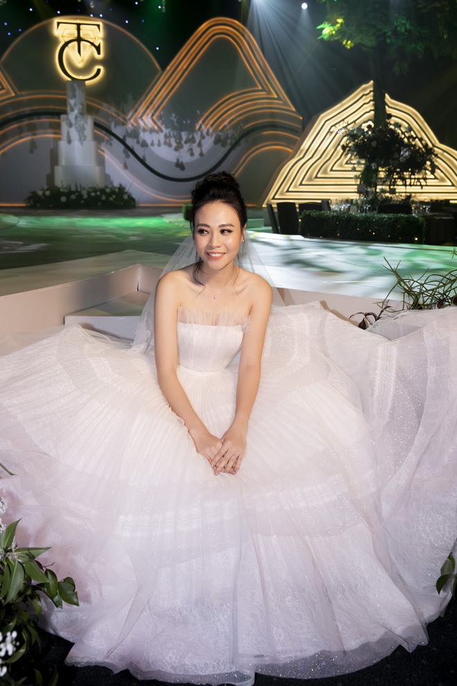 Được biết, đây là chiếc váy cưới được thiết kế riêng cho Đàm Thu Trang nhân ngày trọng đại. Ảnh: NVCC.