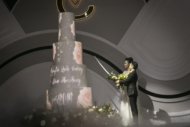 Chiếc bánh cưới “siêu to khổng lồ” trong đám cưới Cường Đô La. Ảnh: NVCC.