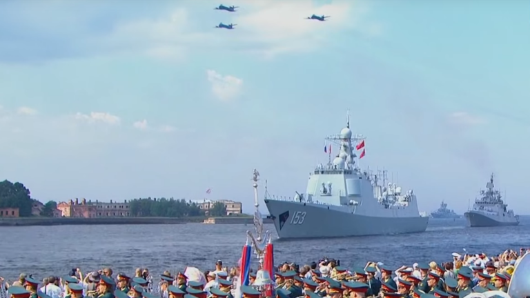 Một vài hình ảnh trong lễ kỷ niệm ngày Hải quân Nga ở nhiều nơi. Ảnh: Sputnik, Reuters.