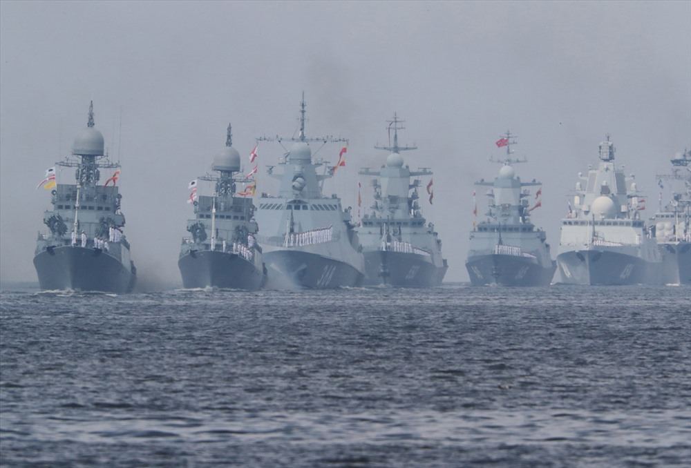 Các tàu chiến Nga. Ảnh: Reuters.