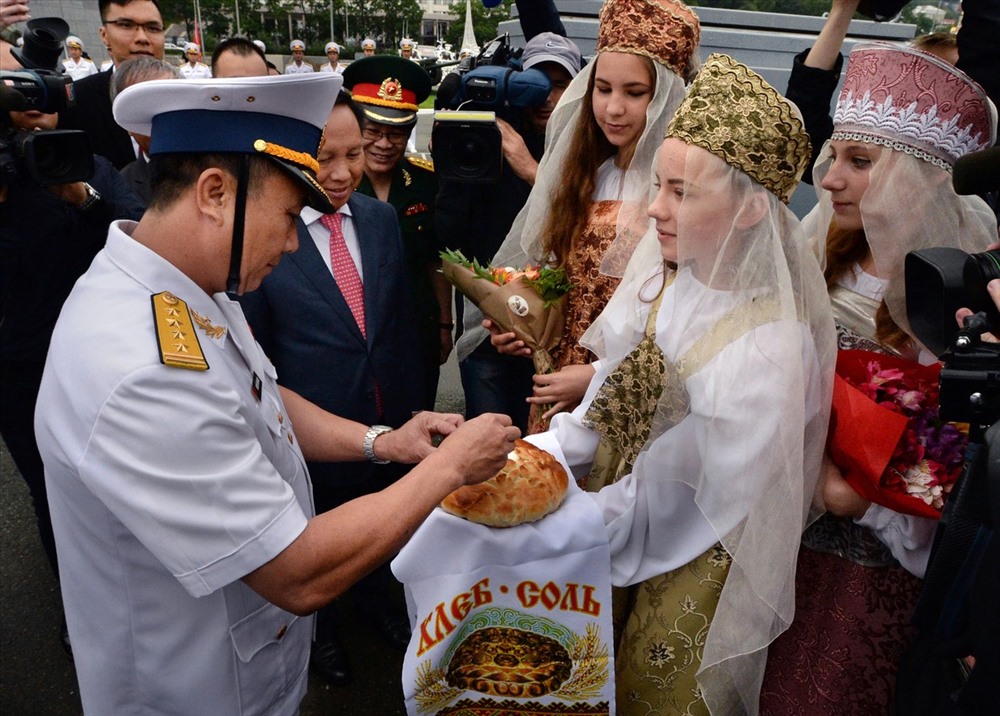 Sĩ quan từ tàu hộ vệ tên lửa Quang Trung được chào đón ở Vladivostok. Ảnh: Sputnik.