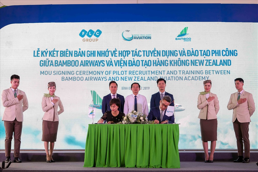 Lễ Ký kết biên bản ghi nhớ Hợp tác phát triển đào tạo hàng không giữa Bamboo Airways với Học viện Hàng không New Zealand. Ảnh: FLC