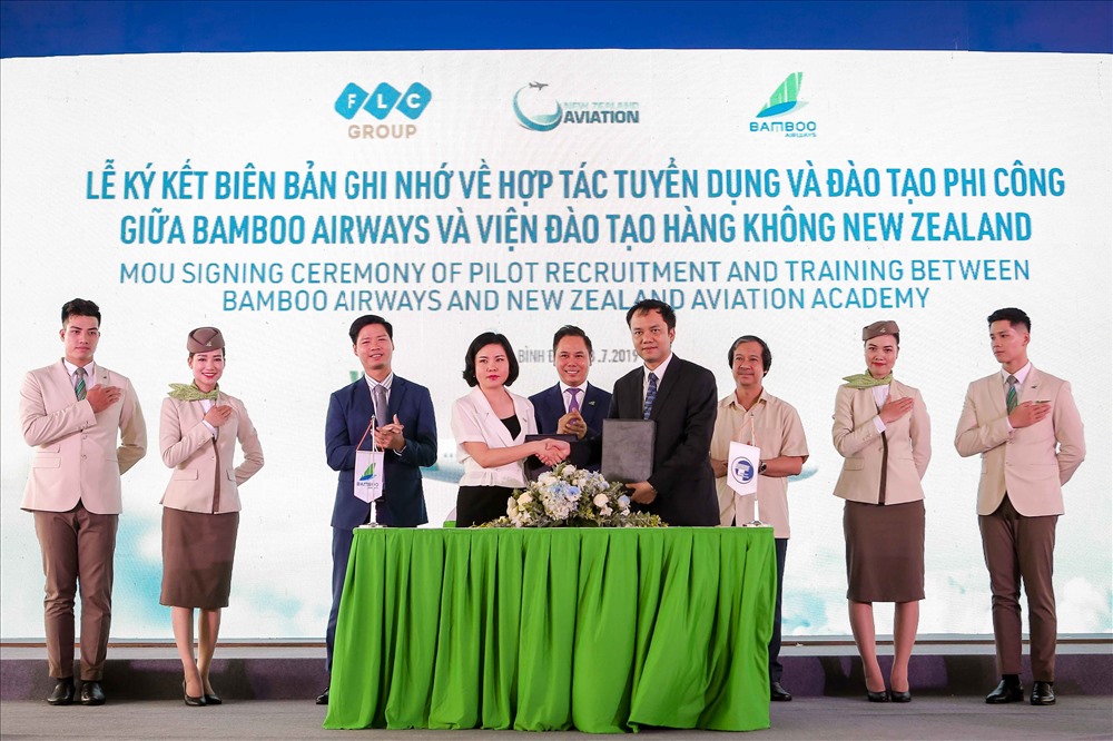 Lễ Ký kết biên bản ghi nhớ Hợp tác phát triển đào tạo hàng không giữa Bamboo Airways với Đại học Công Nghệ - Đại học Quốc gia Hà Nội. Ảnh: FLC