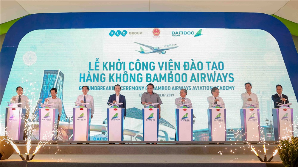 Lãnh đạo các cơ quan ban ngành cùng đại diện lãnh đạo Tập đoàn FLC, Bamboo Airways tiến hành nghi thức gạt cần động thổ dự án Viện đào tạo Hàng không Bamboo Airways