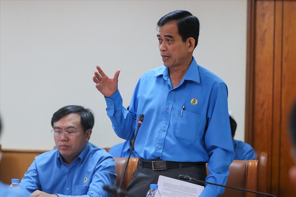 Đồng chí Trương Văn Hiền - Chủ tịch Liên đoàn Lao động tỉnh Tiền Giang phát biểu tại tổ 1. Ảnh: Sơn Tùng