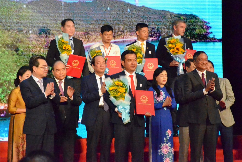 Ông Phạm Vũ Hồng trao giấy chứng nhận cho các nhà đầu tư trước sự chứng kiến của cùng Thủ tướng Chính phủ và lãnh đạo các bộ, ngành trung ương, địa phương. Ảnh: Lục Tùng
