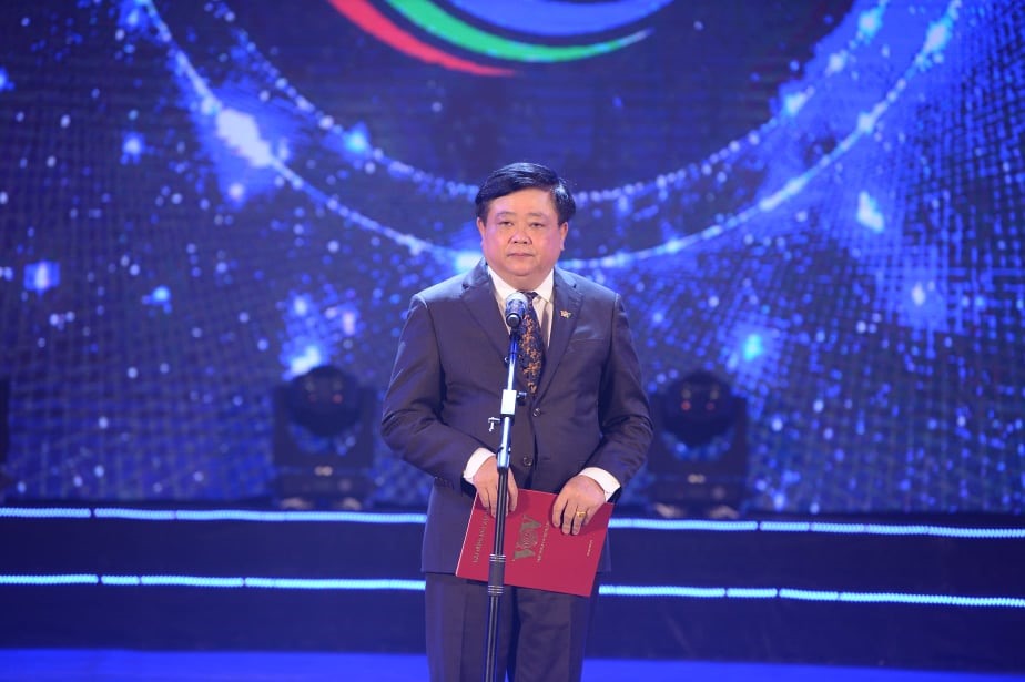 Ông Nguyễn Thế Kỷ phát biểu trong đêm chung kết cuộc thi “Tiếng hát ASEAN+3“.