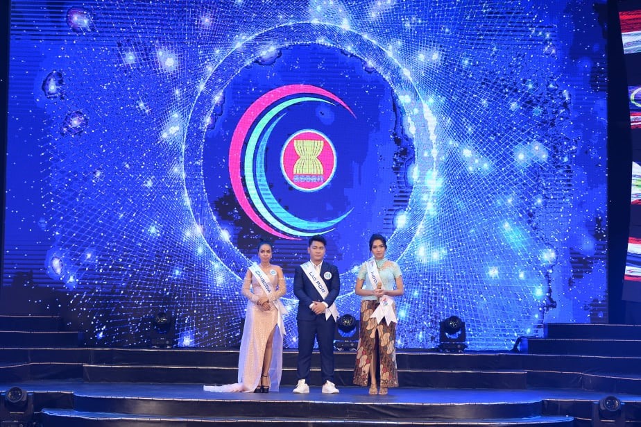 Ba thí sinh thi đầu tiên tại chung kết cuộc thi “Tiếng hát ASEAN+3“.