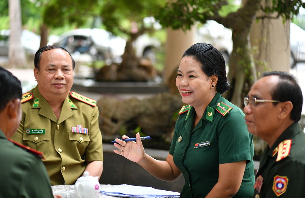 Tổng đạo diễn- tác giả kịch bản, nhà văn Phạm Vân Anh (thứ hai bên phải sang) đang trao đổi với các đại biểu Lào trước giờ tổng duyệt.