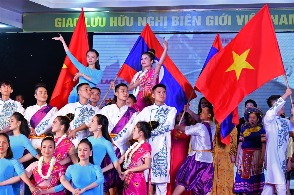 Tiết mục Liên khúc Hà Nội-Viêng Chăn- Tình Việt Lào sẽ mở đầu đêm giao lưu