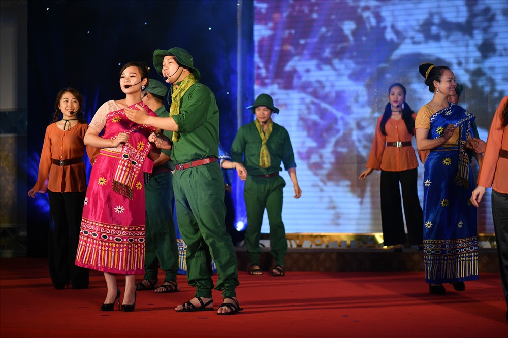 Hòa nhịp tung hứng giữa các diễn viên Việt- Lào