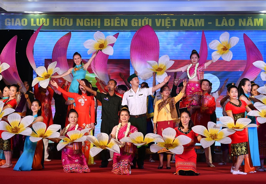 Hát múa Việt  Lào Xamakhi- nghĩa tình Việt Lào sẽ kết thúc đêm giao lưu