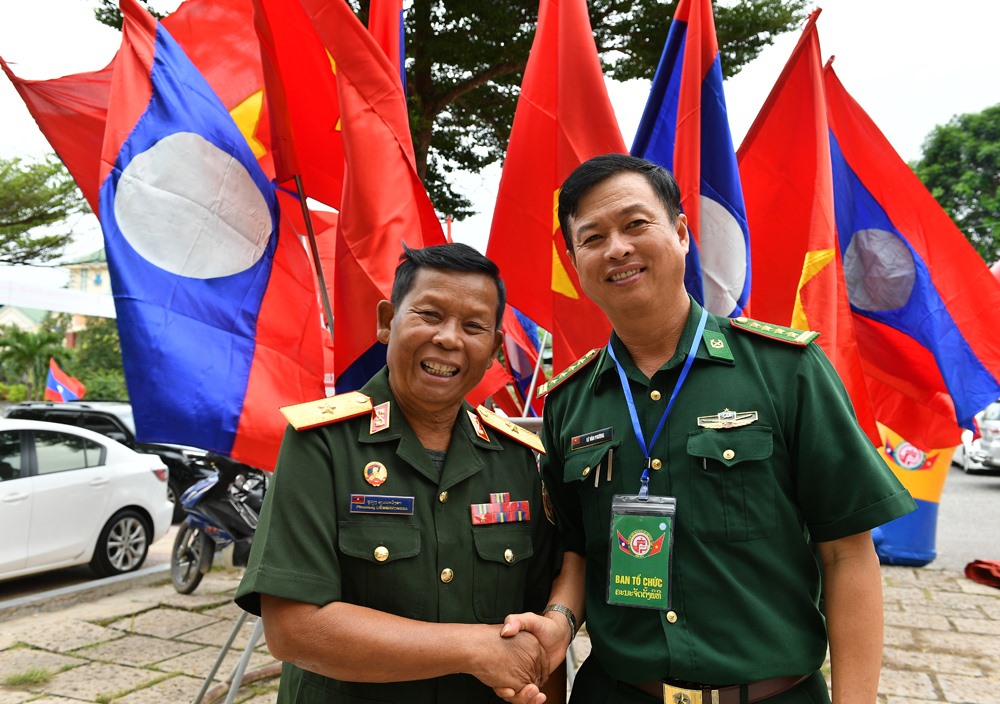 Đại tá Lê Văn Phương, Chỉ huy trưởng Bộ đội biên phòng tỉnh Quảng Trị  (phải) và Thiếu tướng Phu Viêng , Liêm Ma Phong Sả, Chỉ huy trưởng Bộ chỉ huy quân sự tỉnh Salavam.