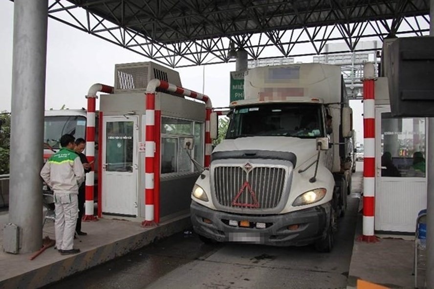 Một tài xế xe container bỏ xe, rời trạm BOT Tiên Cựu. Ảnh: PV.