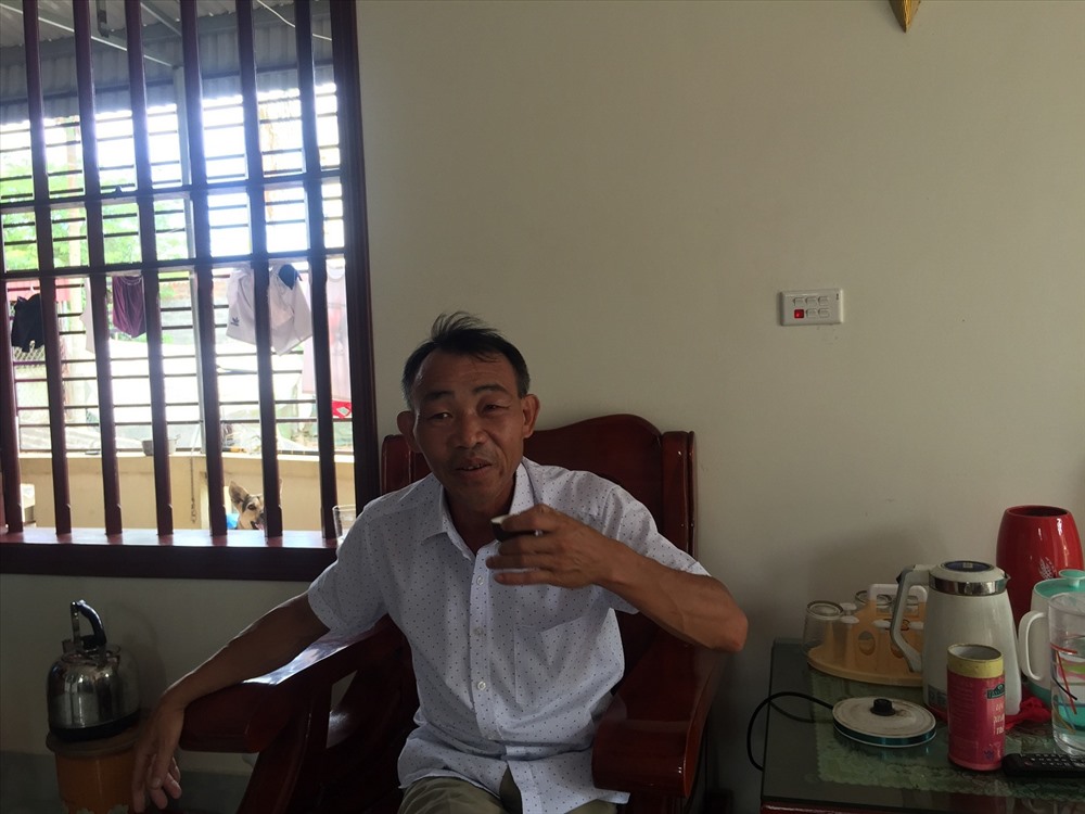 Ông Phạm Quang Đảo - tổ trưởng tổ dân phố số 2A phường Hải Thành trao đổi với PV sáng 29.7