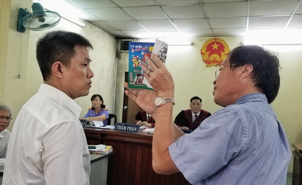 Họa sĩ Lê Linh (trái) và ông Nguyễn Vân Nam (phải) - đại diện cho công ty Phan Thị trao đổi gay gắt tại tòa phúc thẩm 16.7