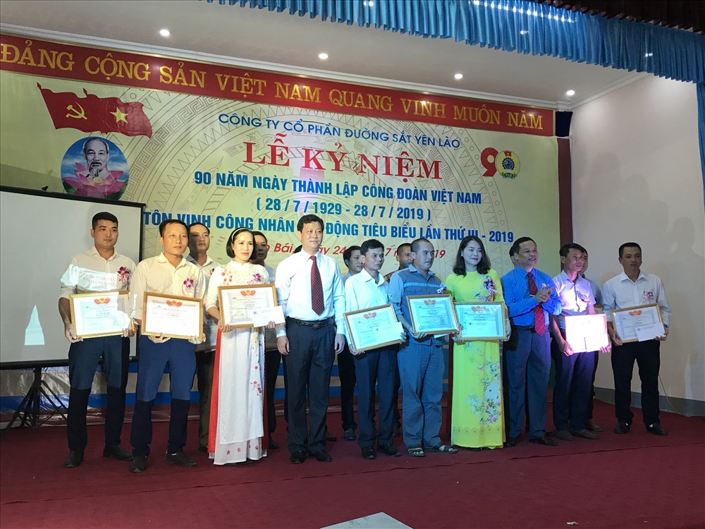 Giám đốc Công ty Nguyễn Văn Cường và Chủ tịch Công đoàn Công ty Trần Văn Hùng trao tặng Bằng khen cho các cá nhân tại buổi Lễ