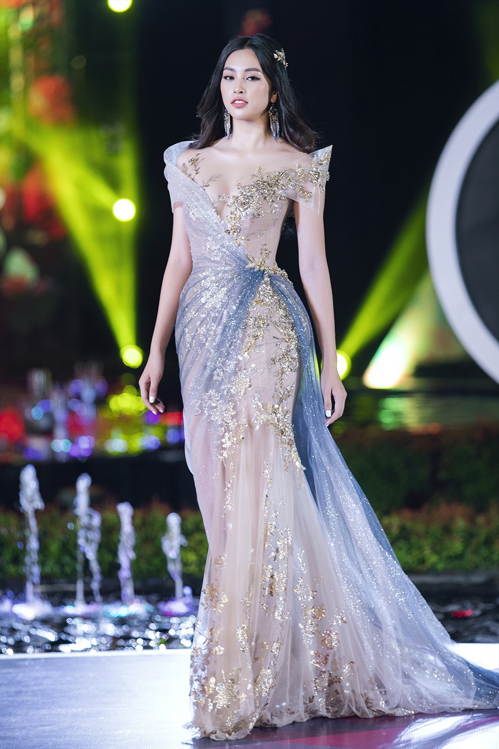 Các vedette xuất hiện trong đêm thi thời trang đều từng là Hoa hậu Việt Nam những năm trước. Ảnh: MWVN.