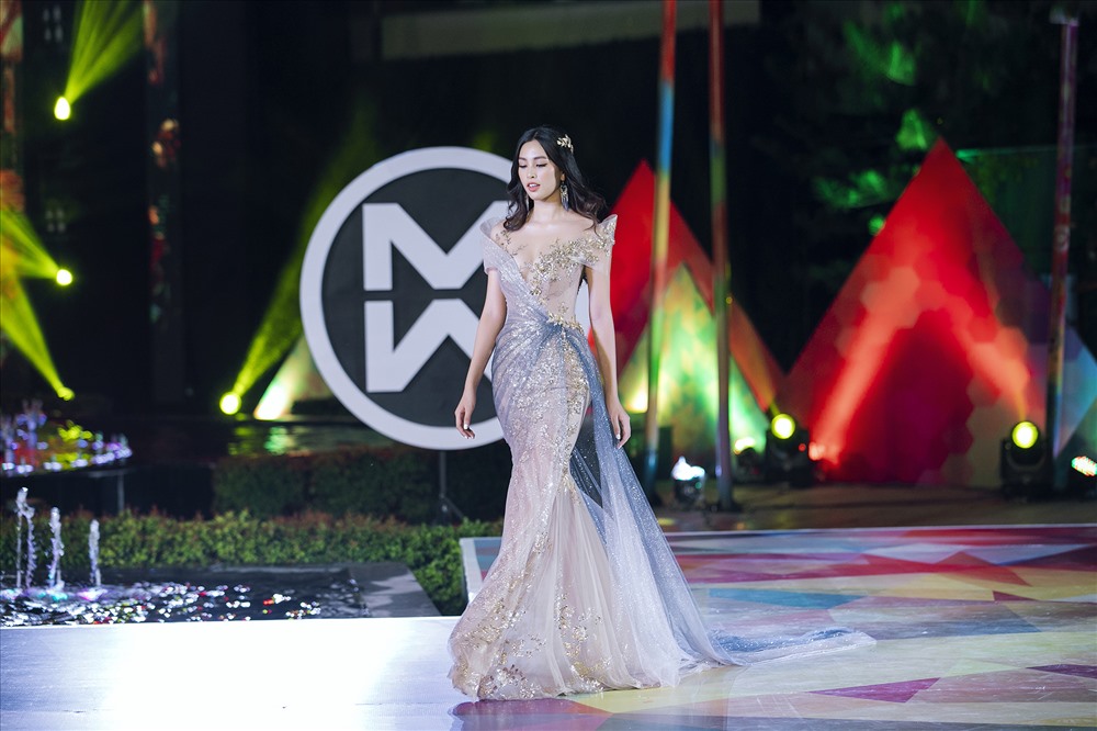 Đảm nhận vai trò vedette trong BST của NTK Anh Thư là Hoa hậu Tiểu Vy khiến khán giả thổn thức khi hoá thân thành nữ thần lộng lẫy. Ảnh: MWVN.