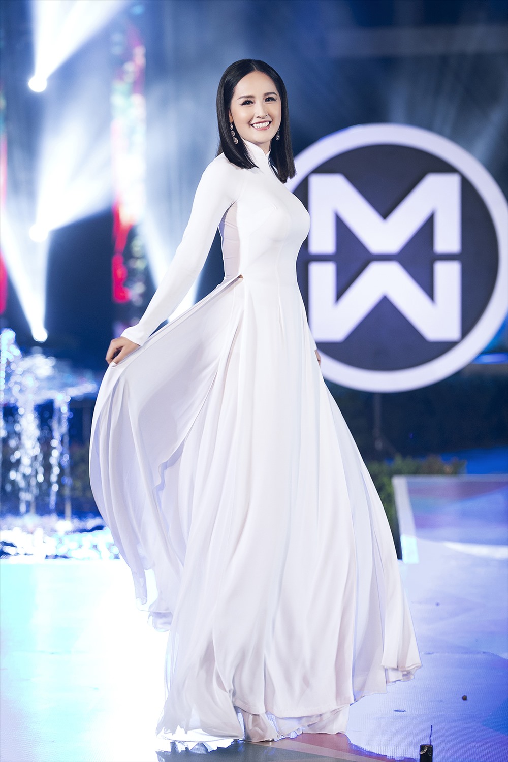 Mai Phương Thuý xuất hiện xinh đẹp trong tà áo dài trắng và thần thái chuyên nghiệp. Ảnh: MWVN.