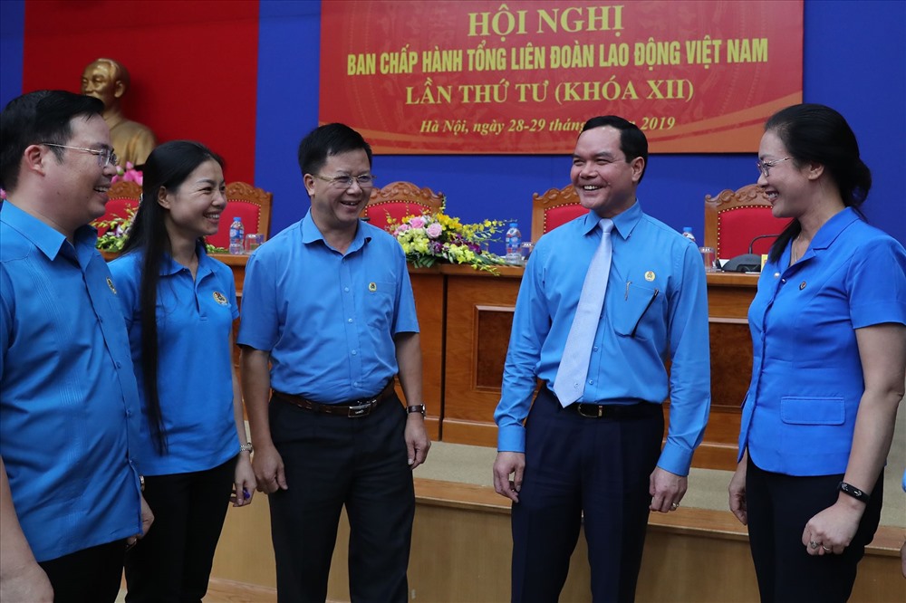 Đồng chí Nguyễn Đình Khang, Uỷ viên Trung ương Đảng, Chủ tịch Tổng LĐLĐVN trao đổi với các đại biểu bên lề hội nghị. Ảnh: Sơn Tùng