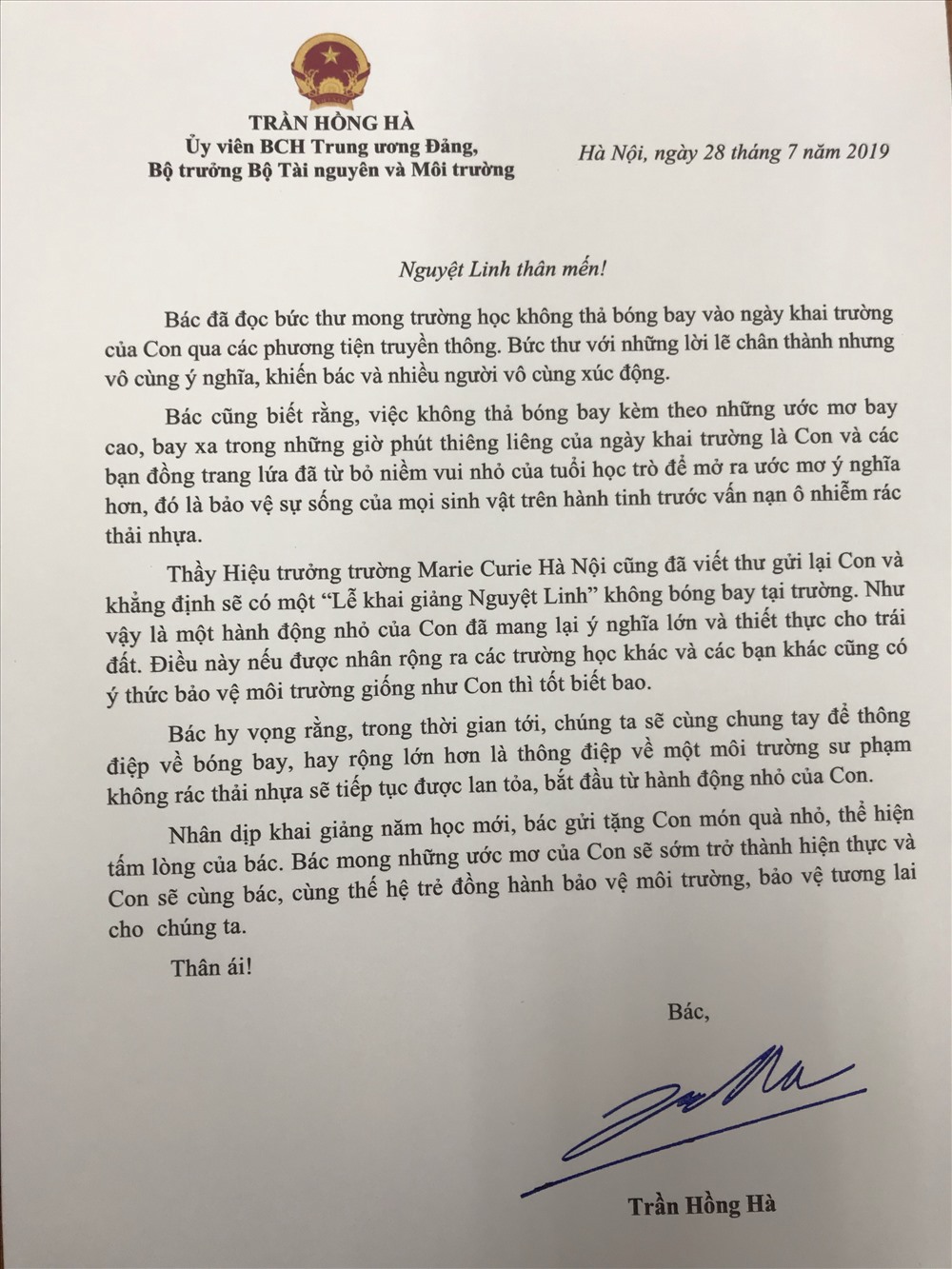 Lá thư Bộ trưởng Trần Hồng Hà gửi học sinh Nguyệt Linh. Ảnh: TC