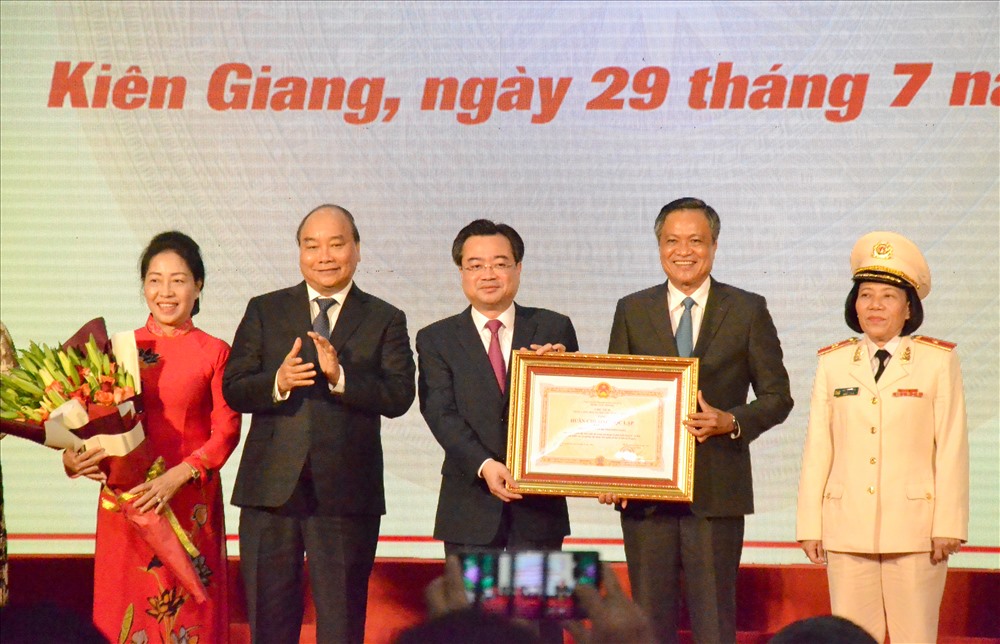 Thủ tướng Nguyễn Xuân Phúc trao bằng chứng nhận cho lãnh đạo tỉnh Kiên Giang. Ảnh: Lục Tùng