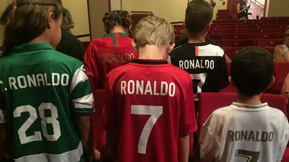 Các CĐV nhí với những chiếc áo đấu trong sự nghiệp của Cristiano Ronaldo. Ảnh: Marca.