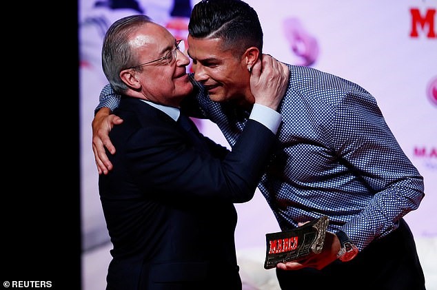 Chủ tịch Real Madrid - Florentio Perez (trái) có mặt trong ngày vui của Ronaldo. Ảnh: Reuters
