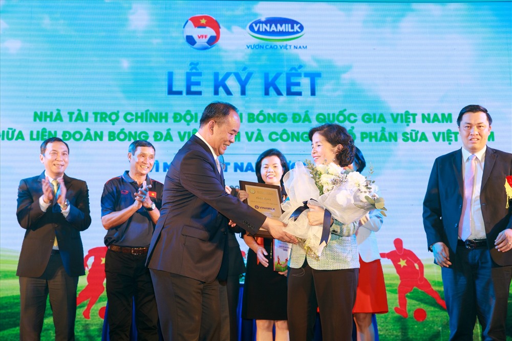Ông Lê Khánh Hải – Thứ trưởng Bộ Văn hóa, Thể thao và Du lịch, Chủ tịch Liên đoàn Bóng đá Việt Nam trao chứng nhận tài trợ cho Bà Mai Kiều Liên - Thành viên HĐQT, Tổng Giám đốc Vinamilk.