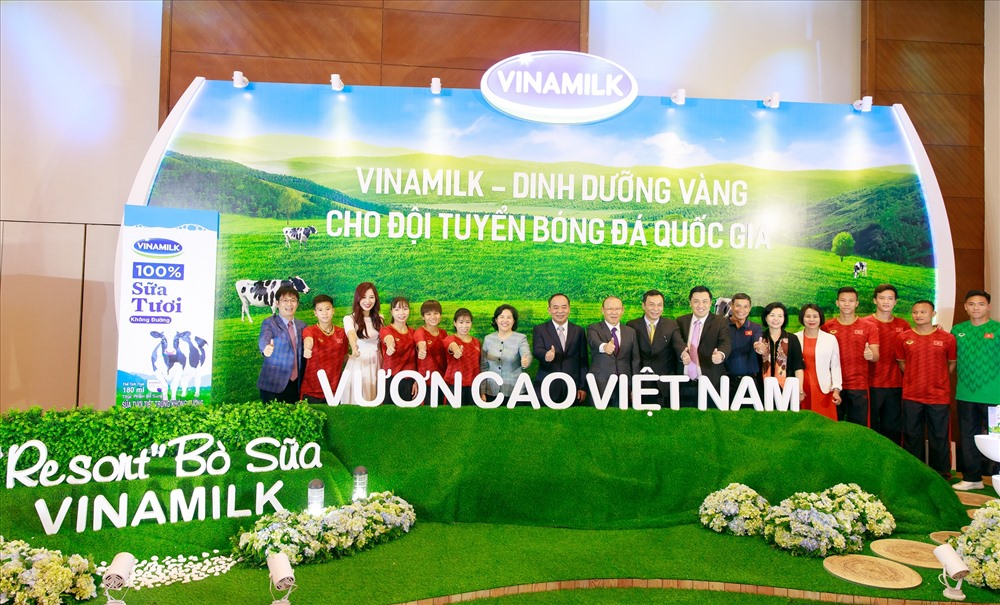 Các đại biểu và tuyển thủ cùng thể hiện tinh thần “Vì một Việt Nam vươn cao”