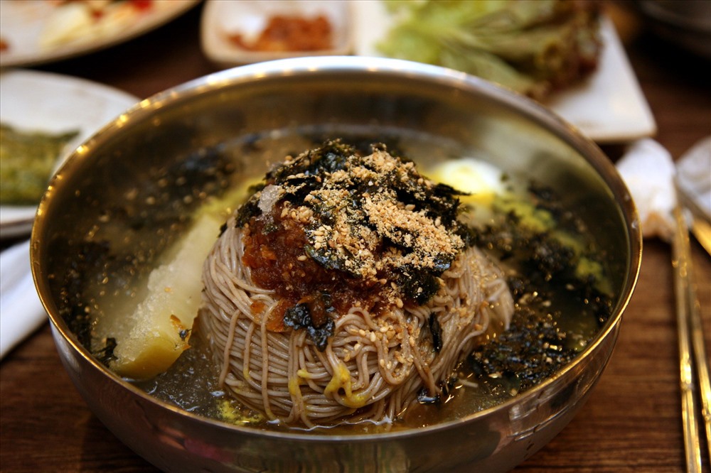 lạnh Naengmyeon là món mì trứ danh giải nhiệt ở Hàn Quốc