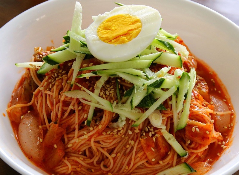 Có thể hiểu mì Kimchi-mari-guksu đây là món mì xào kim chi lạnh