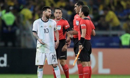 Messi cho rằng, trọng tài đã bỏ qua rất nhiều lỗi của Brazil. Ảnh: Ole.
