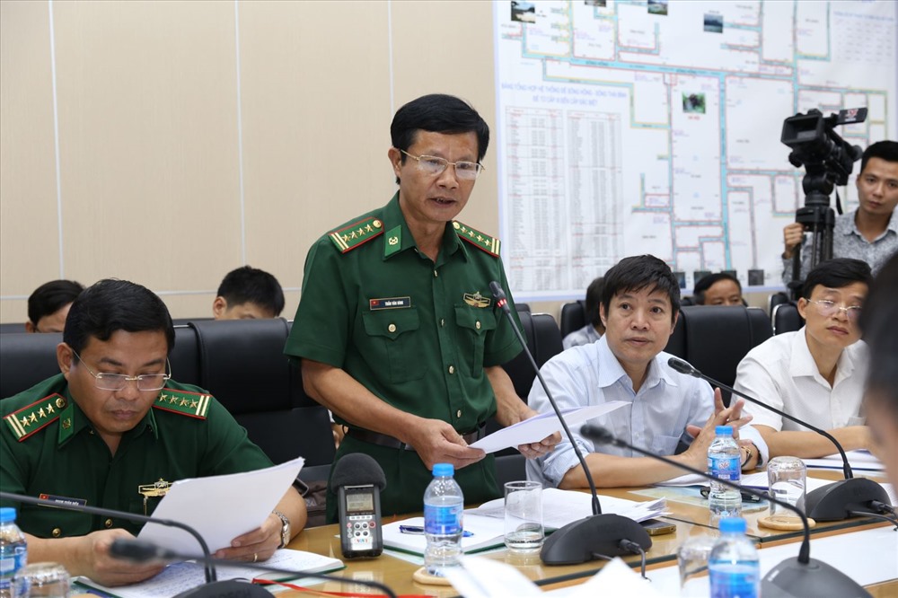 Đại tá Trần Văn Đình thông tin về công tác chuẩn bị ứng phó với bão số 2. Ảnh: Ngọc Hà