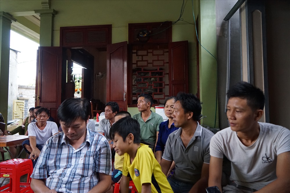 Người thân đến hỏi thăm anh Phạm Hữu Thanh vừa sống sót trở về. Ảnh: PV