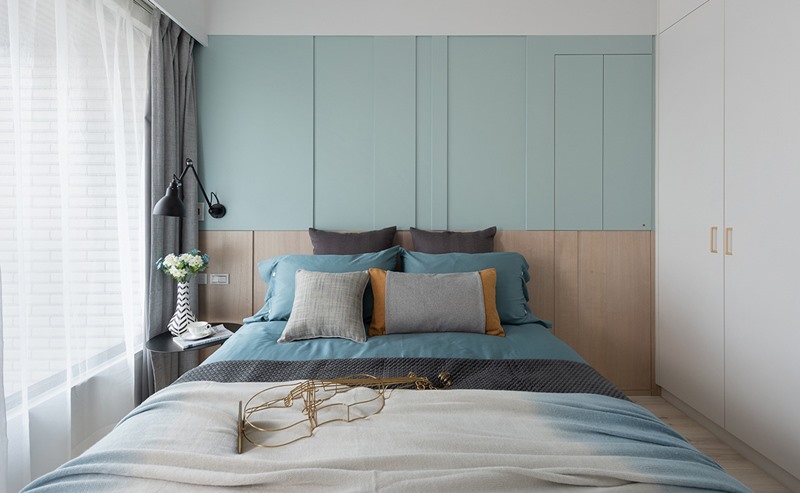 Trong phòng ngủ chính tường đầu giường sơn màu xanh xám tạo ra một bầu không khí nhàn nhã.