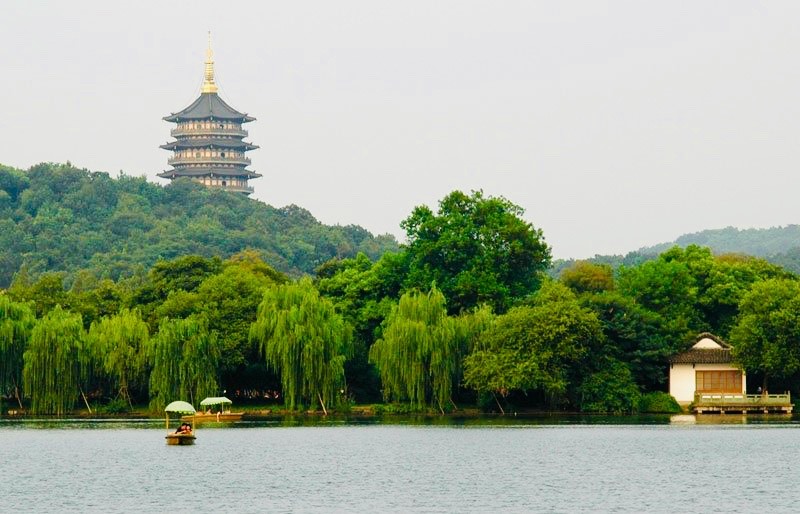 Cảnh “Lôi phong tịch chiếu” - Tháp Lôi Phong trong ánh sáng chiều tà. Lôi Phong tháp nằm ở phía nam của Tây Hồ, được biết đến là nơi giam giữ Bạch xà trong truyền thuyết dân gian. Tòa tháp có năm tầng, xây theo hình bát giác. Mỗi tầng là một công trình nghệ thuật độc đáo gồm các bức tranh bằng đồng minh họa lại các câu chuyện cổ xưa được ốp lên tường.