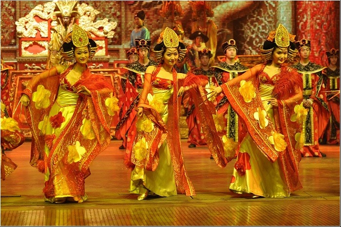 Các diễn viên múa trong một phân đoạn của Show diễn “Tống Thành Thiên cổ tình”