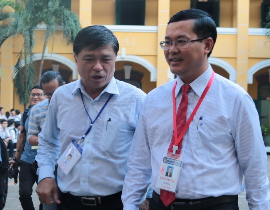 Thứ trưởng Bộ GD - ĐT Nguyễn Văn Phúc và ông Nguyễn Văn Hiếu - Phó GĐ Sở GD - ĐT TPHCM. Ảnh: Anh Nhàn
