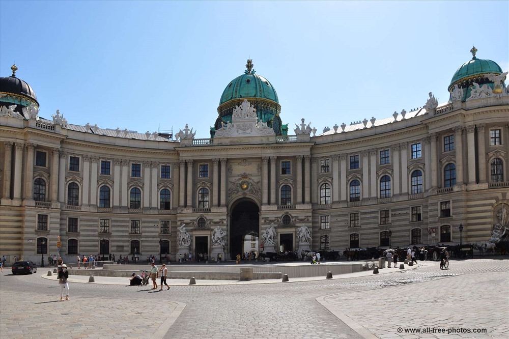 Cung điện Hofburg – Hiện đang là nơi ở và phòng làm việc của tổng thống Pháp.