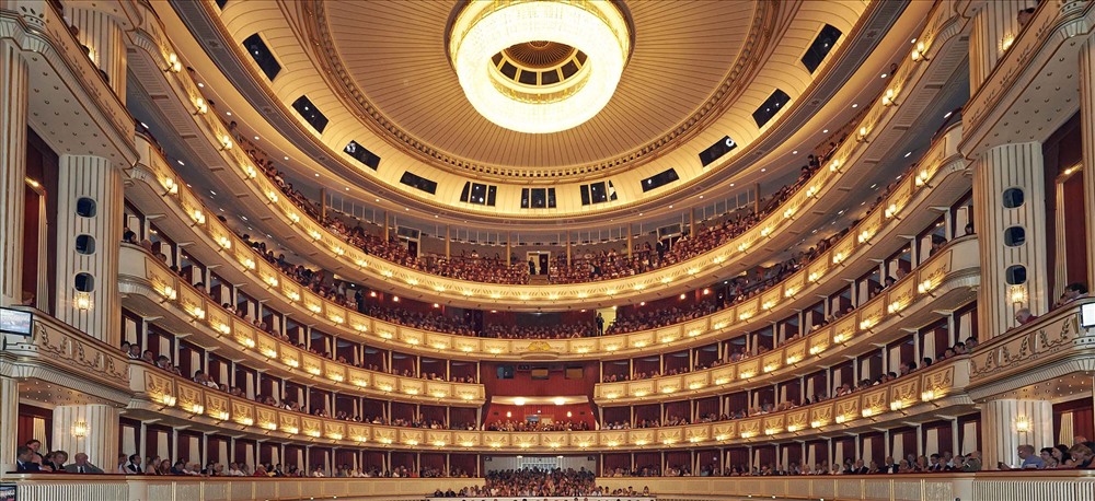 Bên trong khung thiết kế mới của nhà hát Opera Vienna sau khi công trình trước bị phá hủy bởi chiến tranh