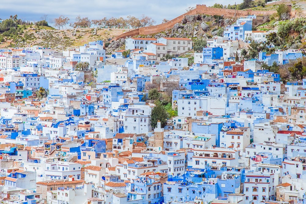 Khu phố cổ của Chefchaouen ở Morocco thành lập từ năm 1471, nằm trên sườn đồi với hai đỉnh nhô lên cao. Vì thế, theo ngôn ngữ Berber, tên gọi của vùng này còn mang ý nghĩa là “sừng“.