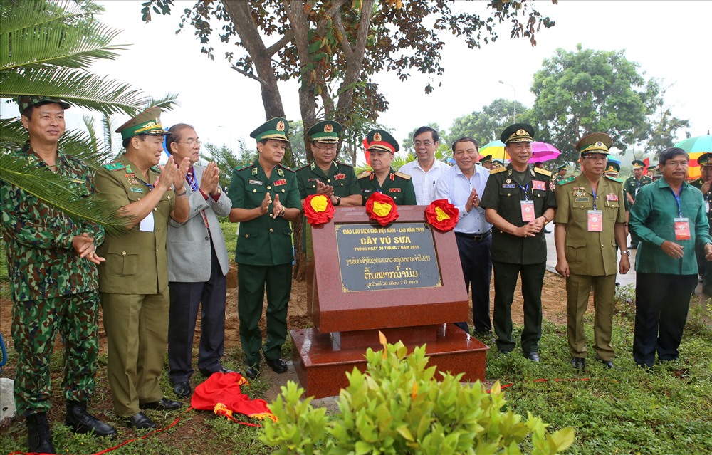 Lãnh đạo địa phương, chỉ huy lực lượng bảo vệ biên giới của nước Việt Nam và Lào trồng cây lưu niệm tại Cửa khẩu Quốc tế Lao Bảo. Ảnh: Hưng Thơ.