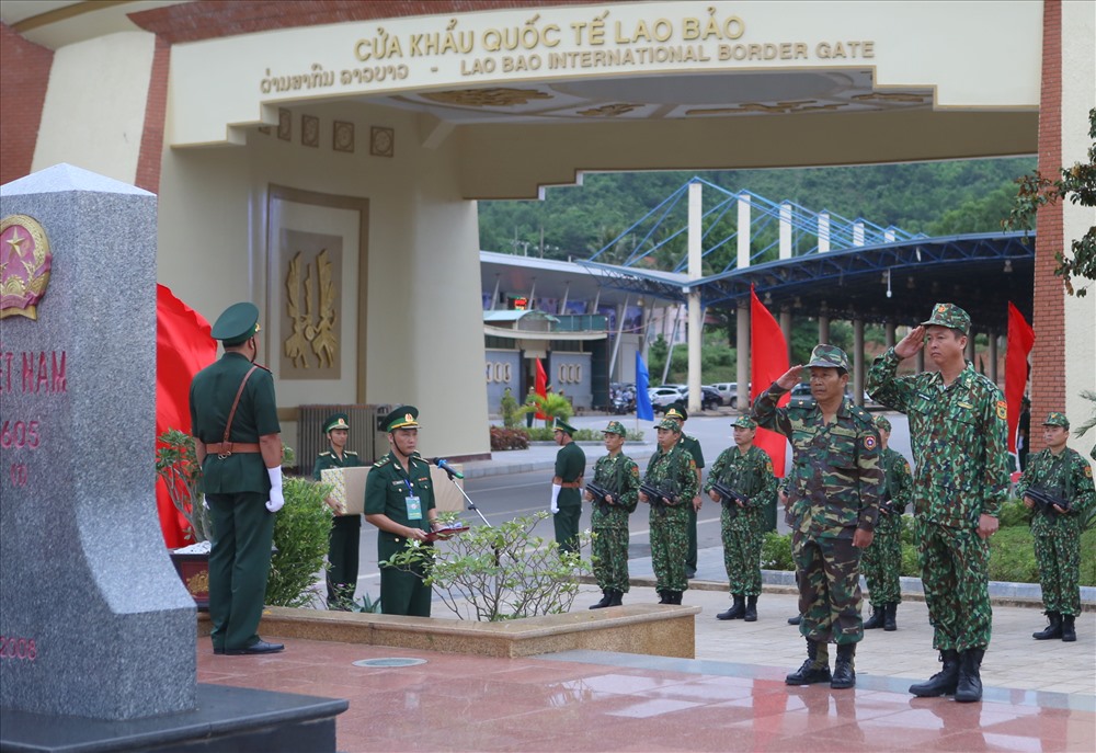 Lãnh đạo Biên phòng tỉnh Quảng Trị và lãnh đạo Đại đội Biên phòng 321 chào cột mốc Quốc giới 605. Ảnh: Hưng Thơ.